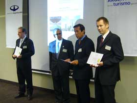 Enrique Torrendell entrega las Medallas de Miembros de Honor del XXVII Seminario Internacional a Hugo Sartor, Luis Kreckler y Olaf Lemmingson