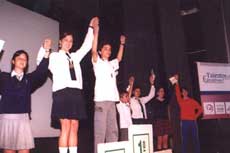 Los felices ganadores levantan sus manos unidas al clásico grito de "1, 2, 3... Talentos para la Vida!"
