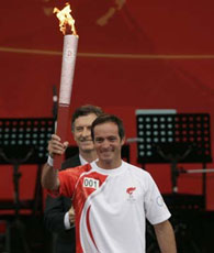 Carlos Espínola, triple medallista olímpico y Miembro de Honor de Talentos para la Vida, llevó la antorcha olímpica en su paso por Buenos Aires.