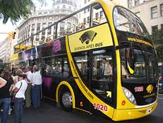 Recorriendo los más importante puntos históricos de la ciudad que muestran los 200 años - desde el Cabildo hasta Puerto Madero - en el nuevo servicio de ómnibus.
