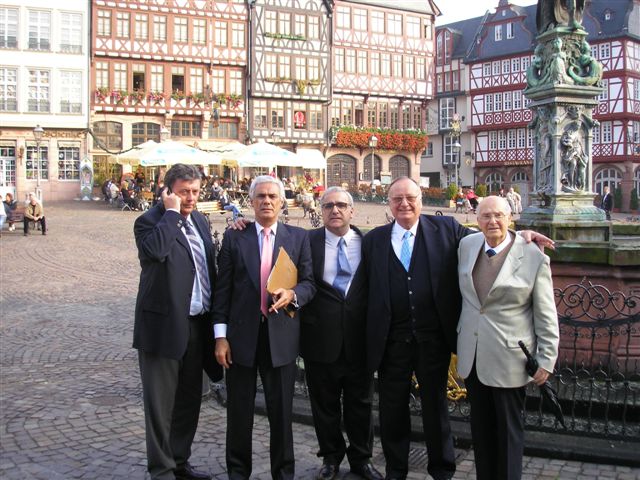 Al terminar la reunión la Comitiva en la Plaza Central frente a la sede del Gobierno de la Ciudad de Frankfurt.
