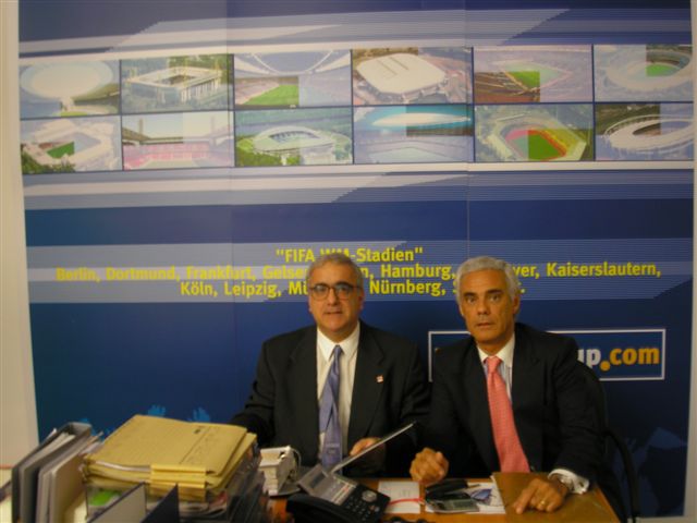 Enrique Torrendell y Martín La Rosa (AFA) en las oficinas de la FIFA A.B. en Frankfurt en plena tarea de organización de las actividades del Seminario Internacional y Programa Educativo, teniendo a sus espaldas todos los estadios del Mundial Alemania 2006.