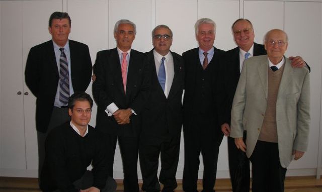 Dentro de la Oficina del Gobernador de la Ciudad de Frankfurt de izq. a derecha Ray Whelan (FIFA A. Office), Martín La Rosa (AFA), Enrique Torrendell (Talentos para la Vida), Achim Vandreike (Gobernador, Ciudad de Frankfurt), Roberto Petti (Rotamund), Guillermo de Martino (Repr. Rotamund en Alemania),Guillermo de Martino (h).